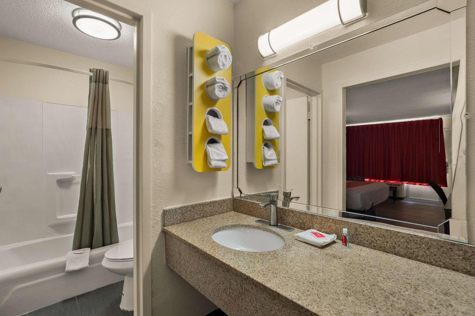 Econo Lodge Йемасий Екстериор снимка