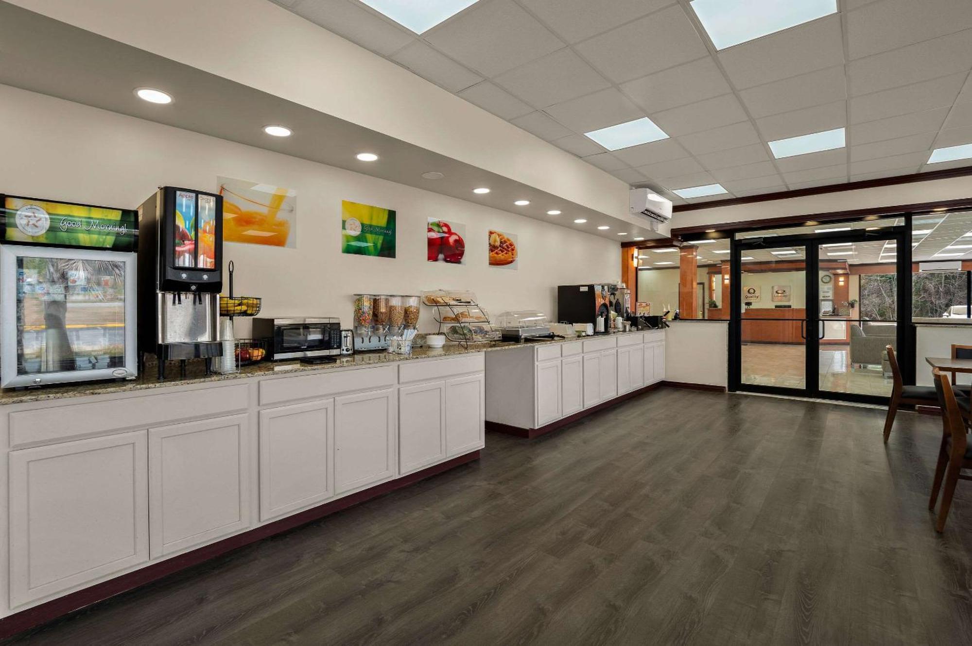 Econo Lodge Йемасий Екстериор снимка