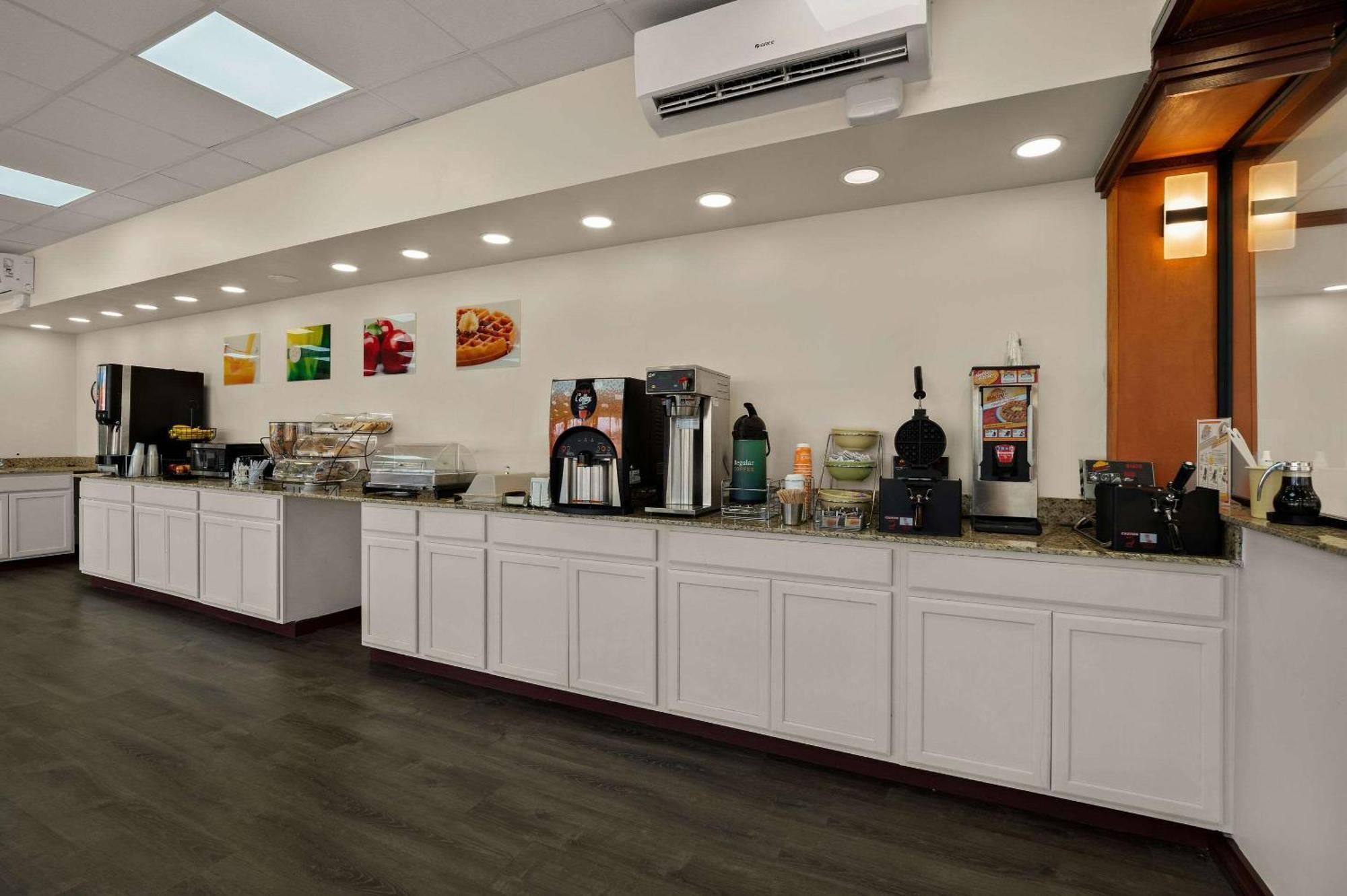 Econo Lodge Йемасий Екстериор снимка
