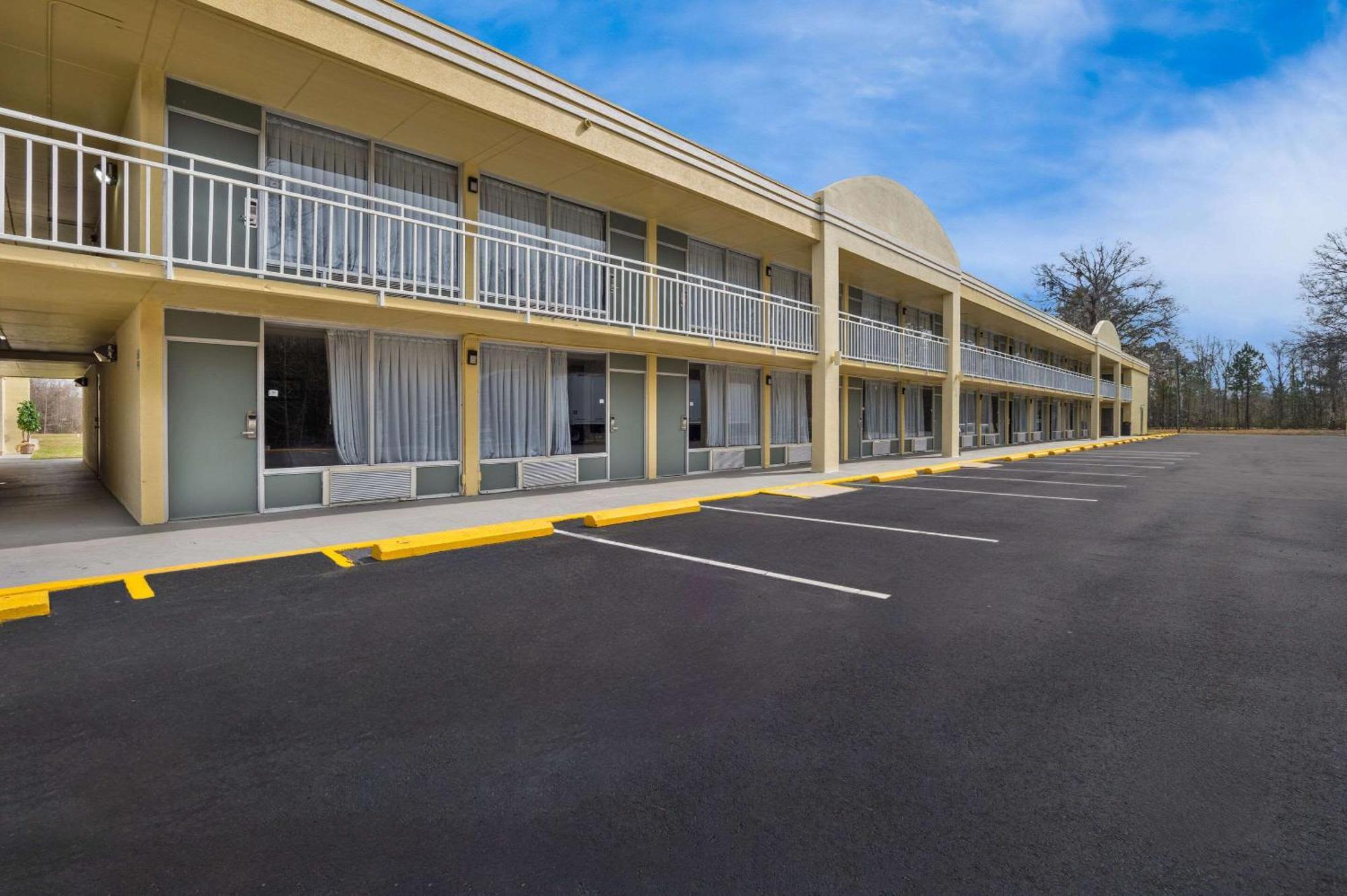 Econo Lodge Йемасий Екстериор снимка