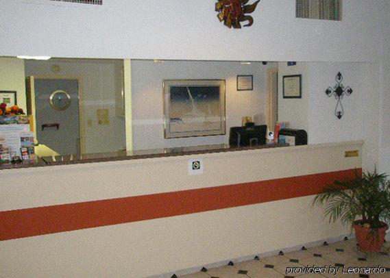 Econo Lodge Йемасий Интериор снимка