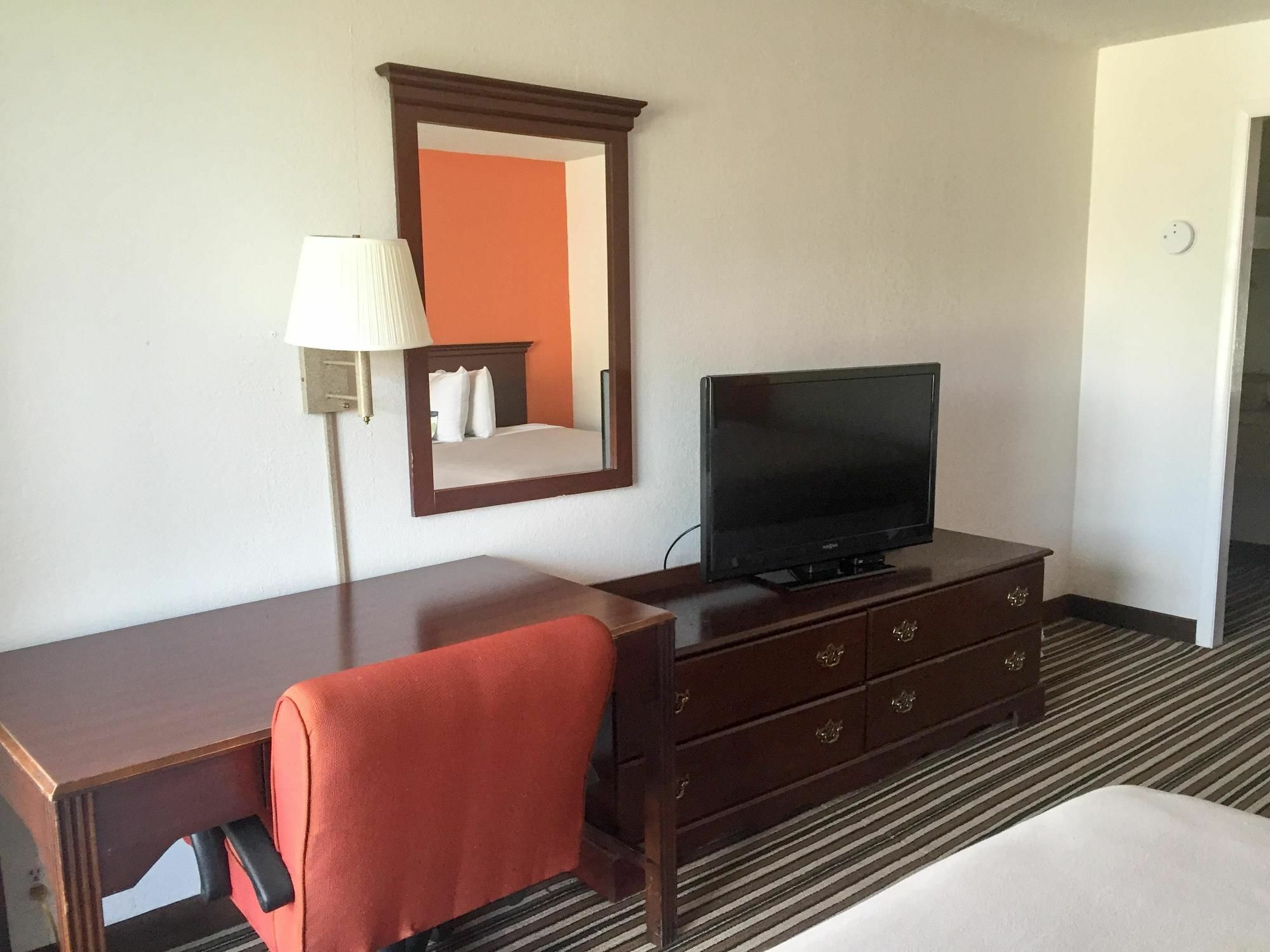 Econo Lodge Йемасий Екстериор снимка